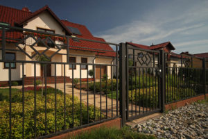 fot. Plast-Met_Systemy_Ogrodzeniowe_model_Opal Czy sadzenie roślin przy ogrodzeniu to dobry pomysł? Zielony parkan – czyli jakie rośliny posadzić przy ogrodzeniu