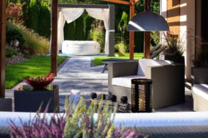 Polbruk_Lamell(1) Geometryczne, minimalistyczne w wyrazie, utrzymane w szarej tonacji, wielkoformatowe czy nieco mniejsze?