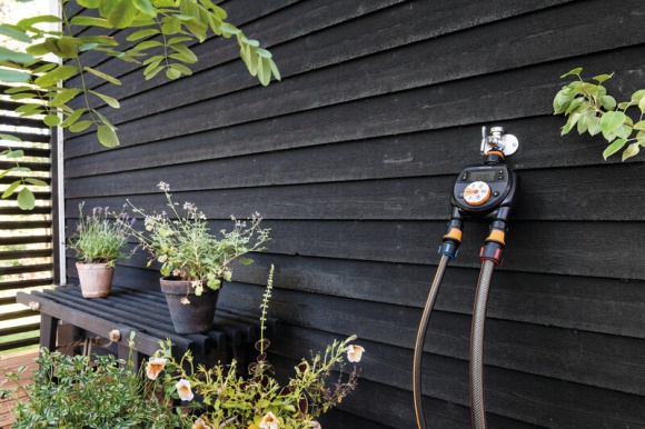 Wakacyjny niezbędnik w ogrodzie – sterowniki nawadniania Fiskars